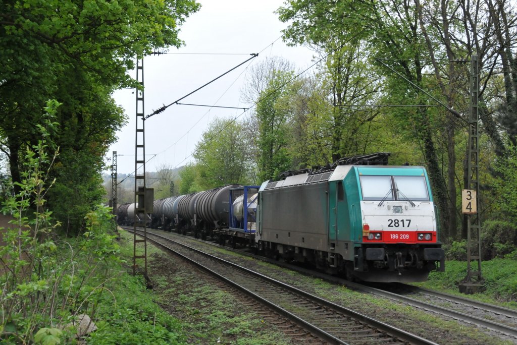 Statt Schubhilfe zu leisten, rollt Cobra-Lok 2817 abgebgelt am Zugende mit in Richtung Belgien. Aufgenommen am 14/04/2011 am Gemmenicher Weg zwischen Aachen-West und dem Gemmenicher Tunnel. 