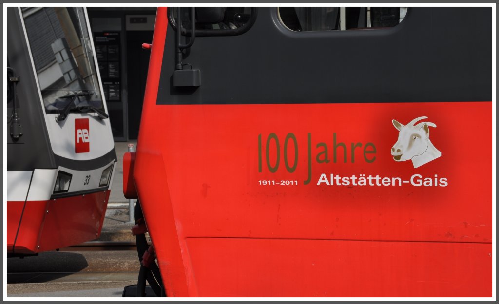 Stelldichein zwischen ex TB und SGA, heute beide bei den Appenzellerbahnen, in St.Gallen Nebenbahnhof. Die Steilstrecke ber den Stoss von Altsttten Stadt nach Gais (Gs) feiert 2011 100 Jahre. (04.05.2011)