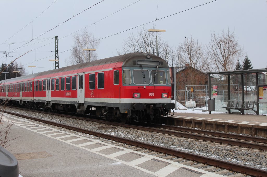 Steuerwagen Bauart  Karlsruhe  am Zugende eines RB von Salzburg nach Mnchen. Aufgenommen am 6. Februar 2012 in Bernau am Chimesee.