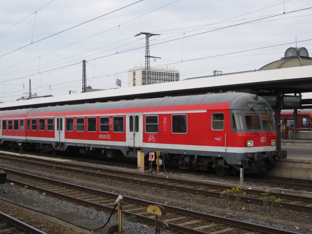 Steuerwagen Bauart Karlsruhe in Nürnberg Hbf. Wagennummer: 50 80 82 - 34 043 - 3, Bnrdzf 463.1 - beheimatet in Nürnberg. Aufgenommen im September 2010.