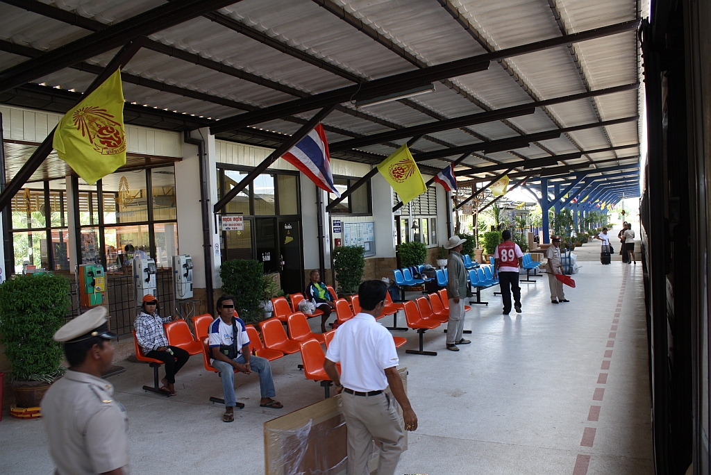 Szenerie am Hausbahnsteig des Bf. Buri Ram, aufgenommen 15.Juni 2011.