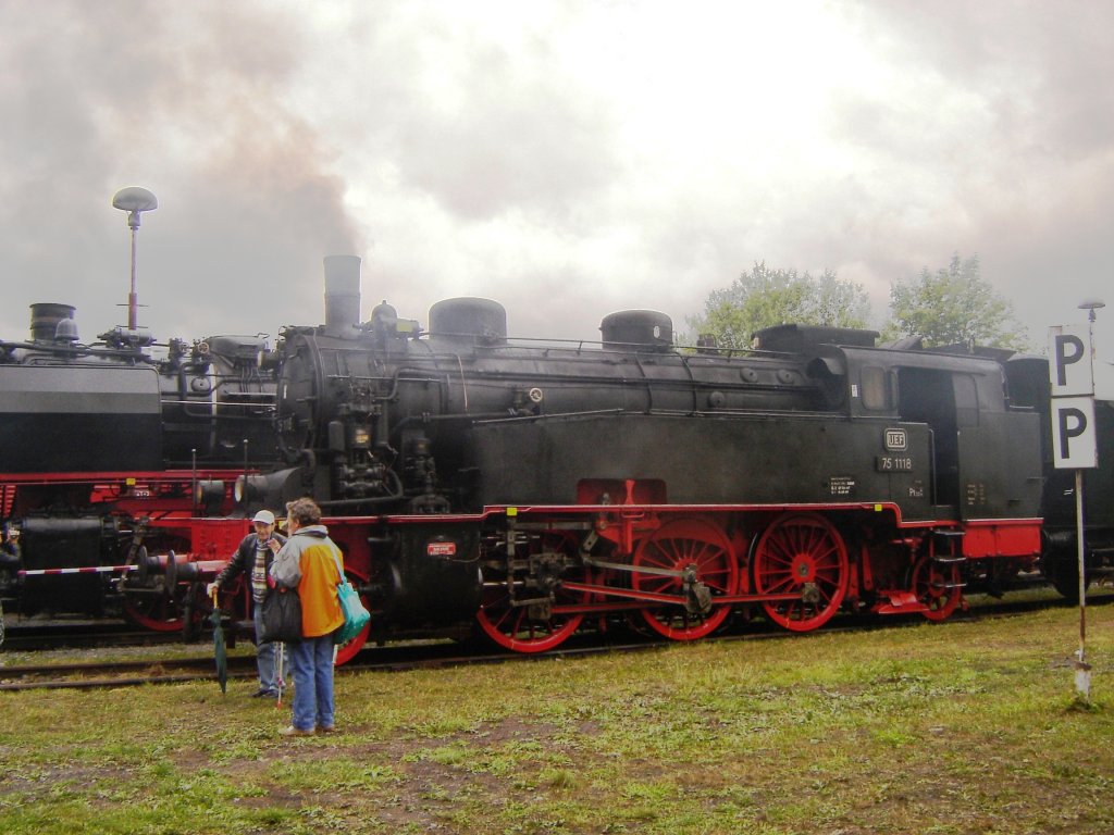 Tag der offnen Tr im DLW Meiningen (Sept. 2009)
Hinter 75 1118 dampft gerade 50 3501 vorbei,wo jedes Jahr zum Tag der offenen Tr der Lokfhrerschein gemacht werden kann. 50 3501 dient hierzu als Ausbildungslok.