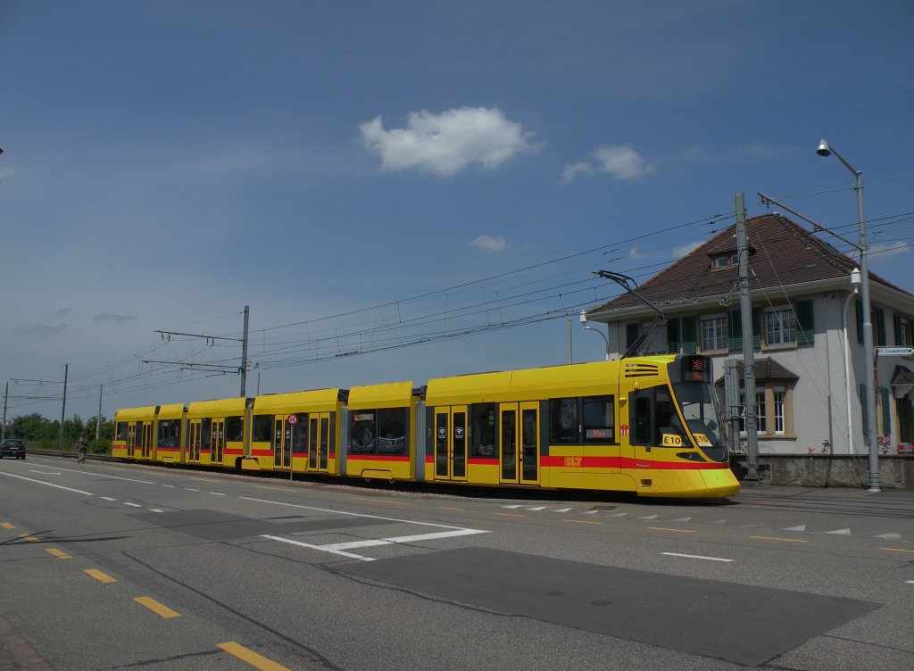 Tango 165 auf der Linie E 10 kurz vor der Einfahrt in die Haltestelle M-Parc. Diese Linie wird wegen einer groen Baustelle Am Bahnhof SBB betrieben. Die Aufnahme stammt vom 02.07.2013.