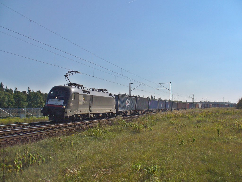 Taurus ES 64 U2-069 zieht einen Containerzug am 04.10.2011 bei Waghusel in Richtung Mannheim

