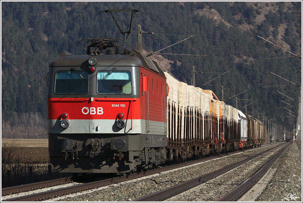 Teleschu auf die E-Lok 1044 110, welche mit Gterzug 56603 von Wien Zvbf nach Knittelfeld unterwegs war.
Preg 1.3.2012