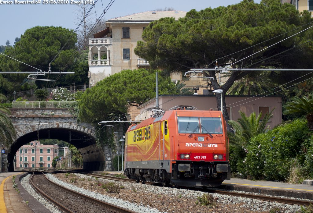 The E483.019 of ArenaWays passes in Zoagli during a test trial between Chiasso and Livorno Centrale. From next Saturday ArenaWays will haul the Autoslaap train from S'Hertogenbosch to Livorno Centrale.