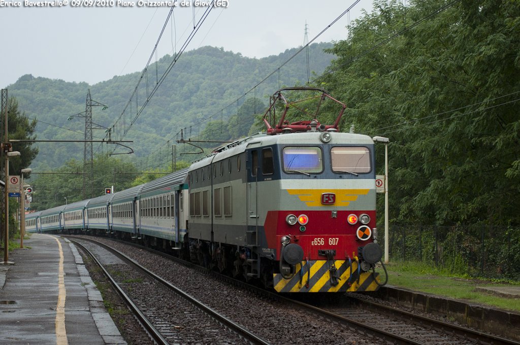 The E656.607 pushes the regional train n.2051 from Torino Porta Nuova to La Spezia Centrale, here in Piano Orizzontale dei Giovi.