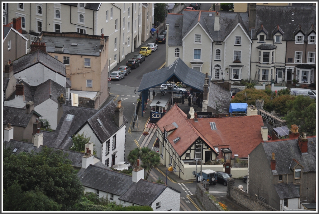 Tiefblick vom Felsen herunter auf die Talstation Victoria in Llandudno. (13.08.2011)