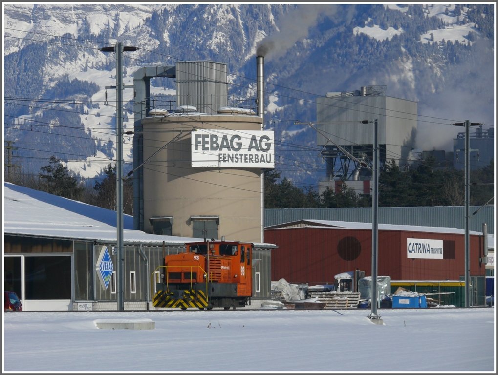 Tm 2/2 93 aus Untervaz-Trimmis holt im Industriegebiet von Trimmis einen Gterwagen ab. (01.02.2010)