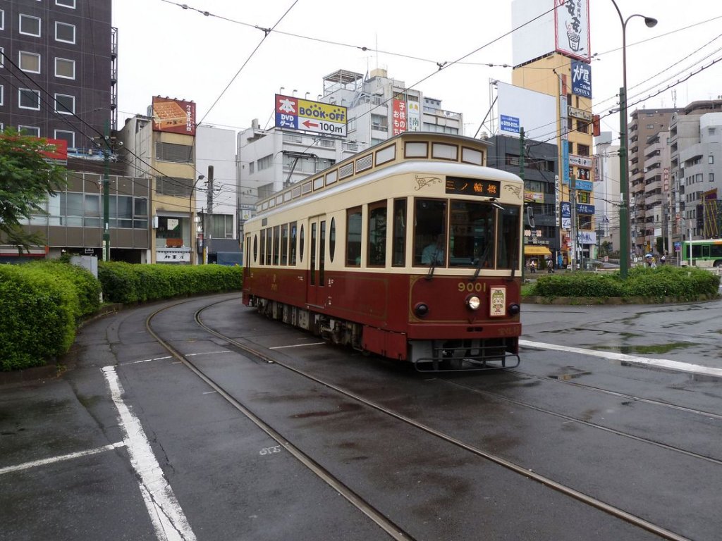 Tokyo Strassenbahn: 9001, einer der beiden Wagen der Serie 9001/2 in nostalgischer Aufmachung (Baujahr 2007/8), legt sich für die Einfahrt in die Haltestelle Ôtsuka in die Kurve. 23.Juni 2011.