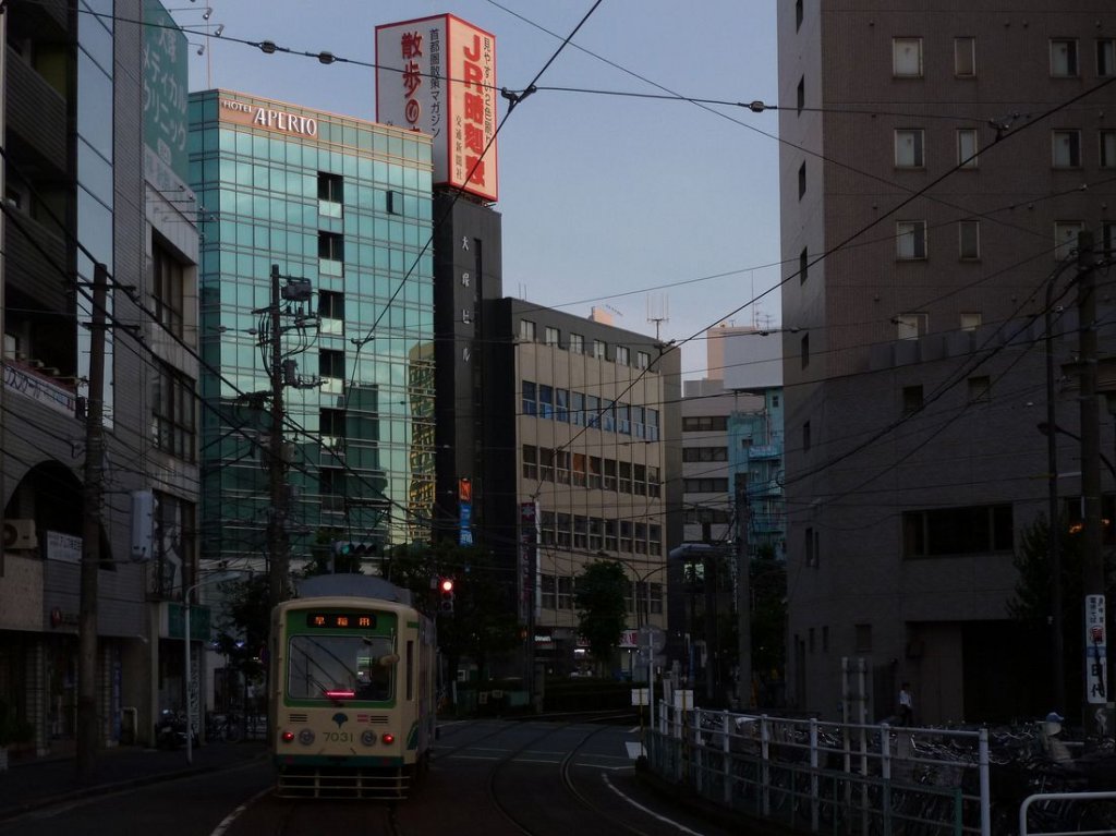 Tokyo Strassenbahn: Abendstimmung in Tokyo-Ôtsuka mit Wagen 7031. 24.Juni 2011.