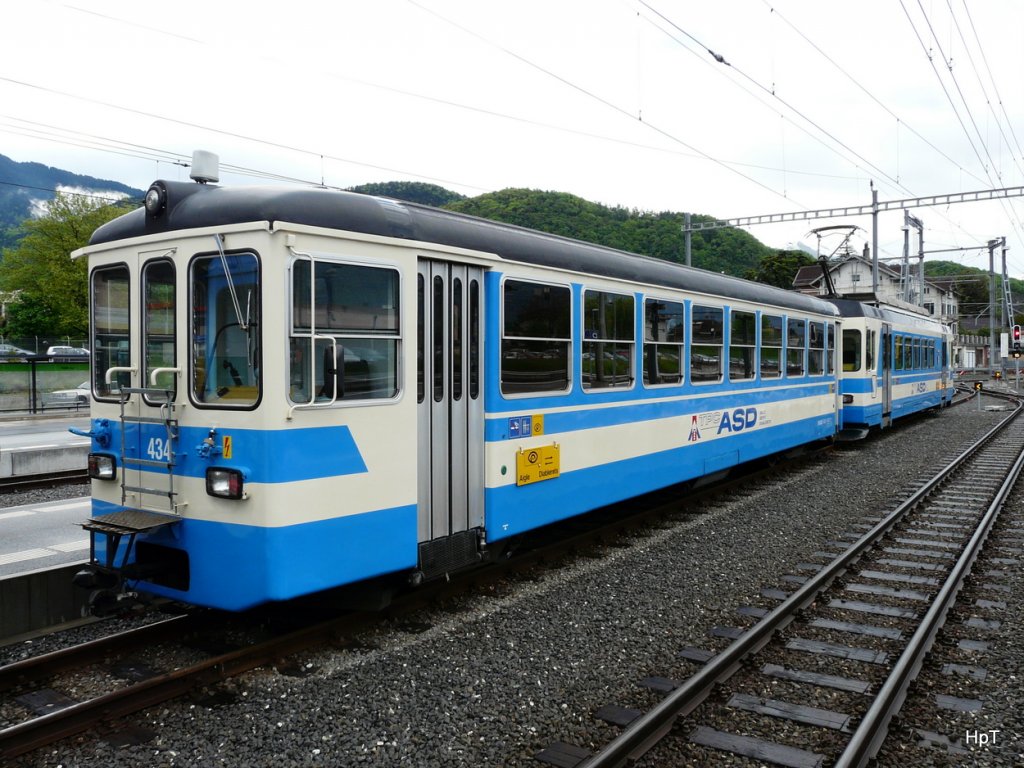 tpc ASD - Steuerwagen Bt 434 und Triebwagen BDe 4/4 402 im Bahnhof Aigle am 10.05.2010