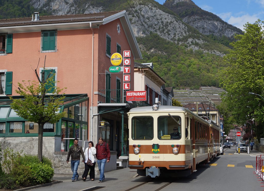 TPC/AL: In Aigle verkehrt die AL als Strassenbahn. Am 4. Mai 2013 konnte auf dem Strassenbahnabschnitt ein BDeh 4/4-Pendelzug (301-302) aus dem Jahre 1966 im Bilde festgehalten werden. Züge im  braunen Kleid  dürften bald der Vergangenheit angehören.
Foto: Walter Ruetsch 