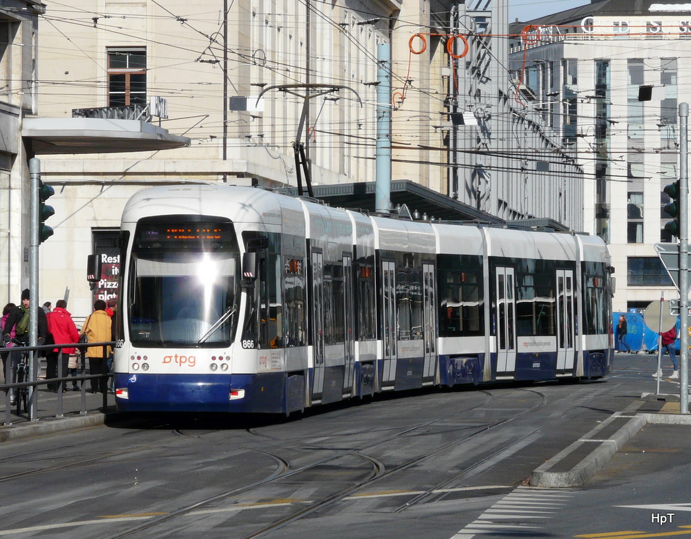 TPG Genf - Tram Be 6/8 866 unterwegs in der Stadt Genf am 18.02.2012