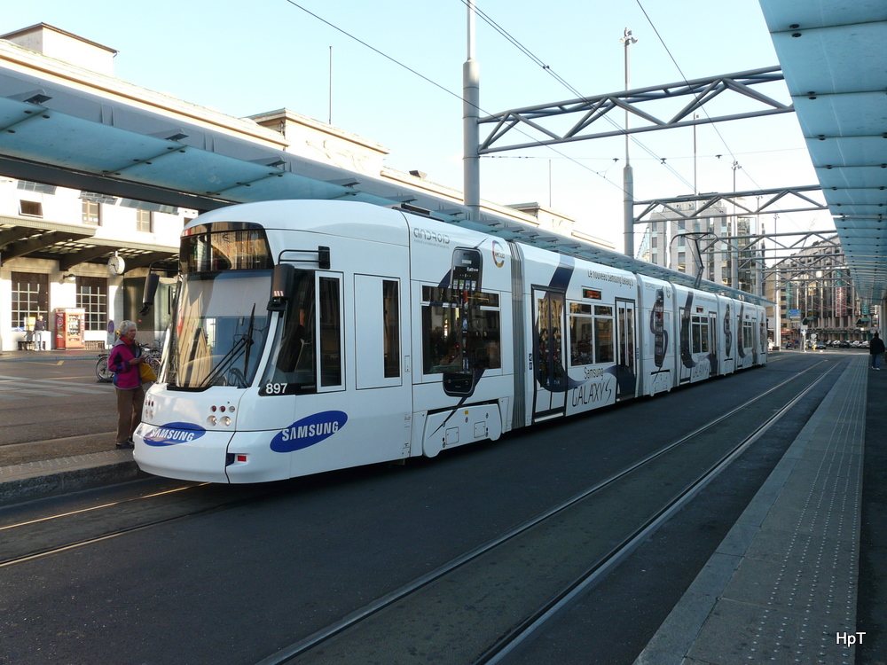 tpg - Tram Be 6/8 887 unterwegs in der Stadt Genf am 03.10.2010

