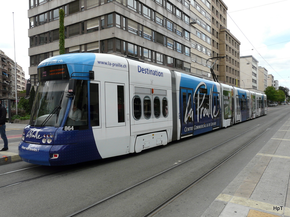 TPG - Tram Be 6/8 864 unterwegs auf der Linie 15 in der Stadt Genf am 15.05.2011