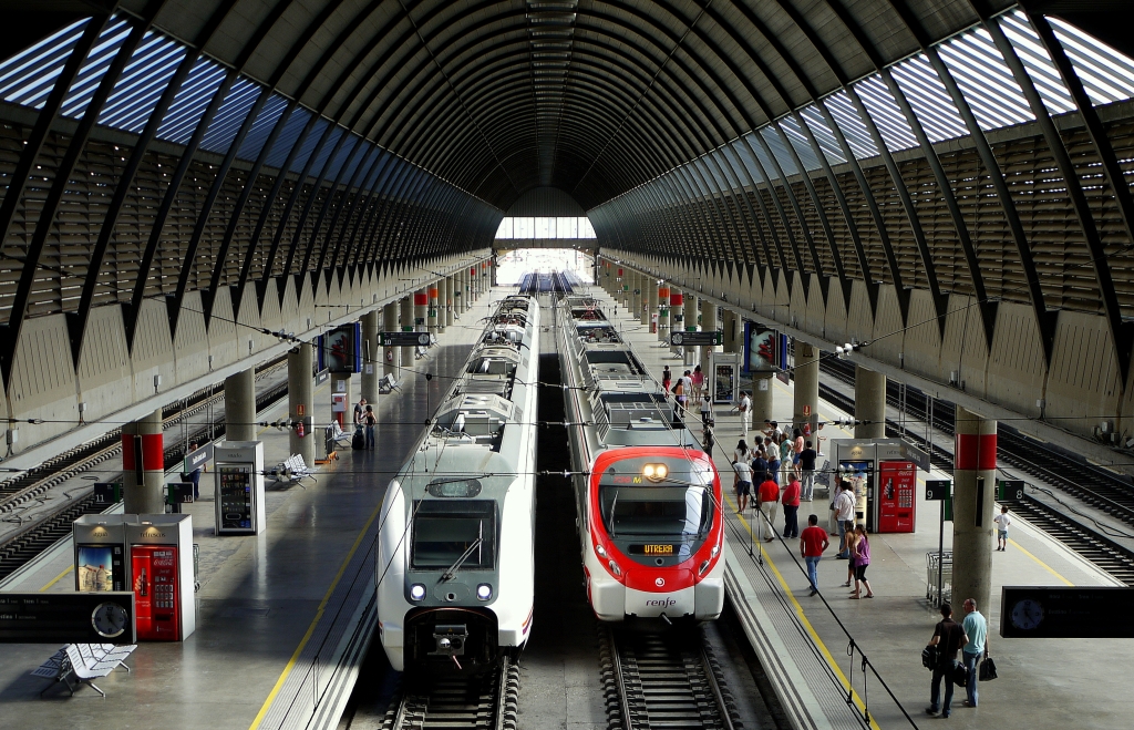 Traumhaftes Fotolicht in der modernen Bahnhofshalle von  Sevilla Santa Justa . 14.9.2012