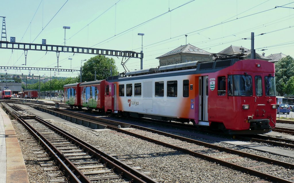 Travys Triebwagen 1 Be4/4 in Yverdon. Dahinter die beiden Fahrradtransportwagen  D71 und D72.
Links sind die beiden Rollbockgruben dieser Bahn mit jeweils zwei Rollbockprchen zu sehen.

29.05.2009 Yverdon 