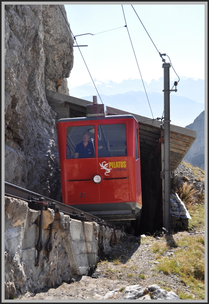 Triebwagen 21 verlsst den Fleimentunnel kurz vor Erreichen der Endstation Pilatus Kulm. (04.10.2011)