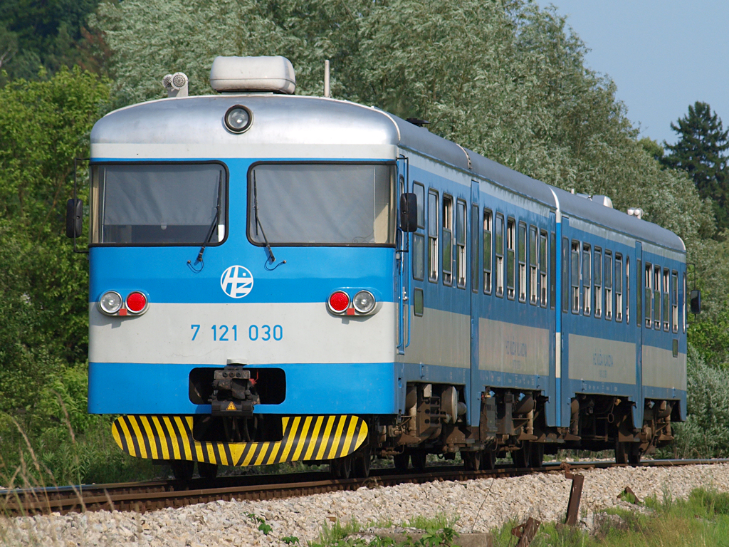 Triebwagen 7121 030 bei der Ausfahrt aus Zabok im Verlauf der Strecke Zagreb-Varazdin / 03.06.2012.