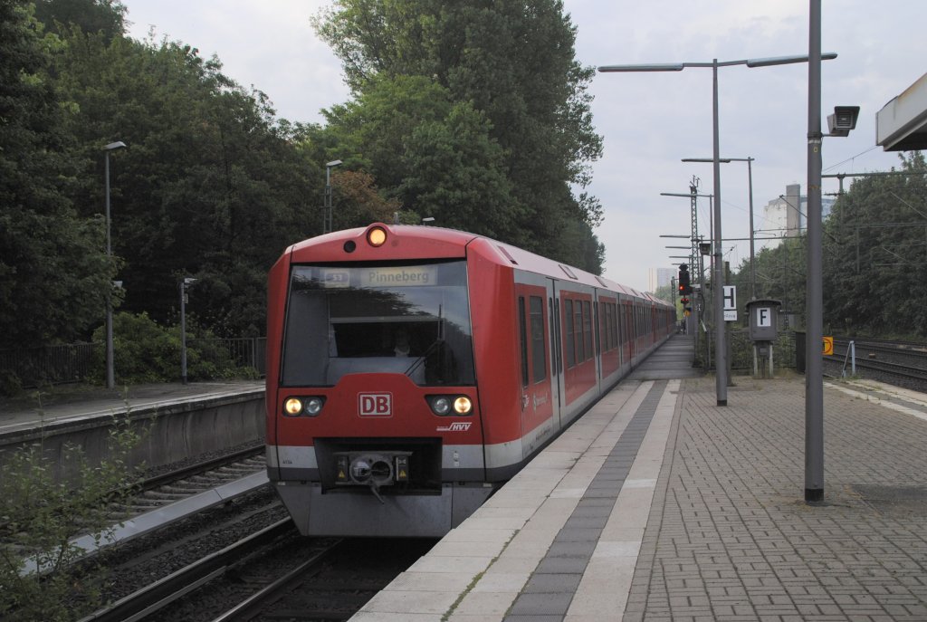 Triebwagen der BR 474  der S-Bahn Hamburg fhrt am 18.07.10 in Pinneberg ein.