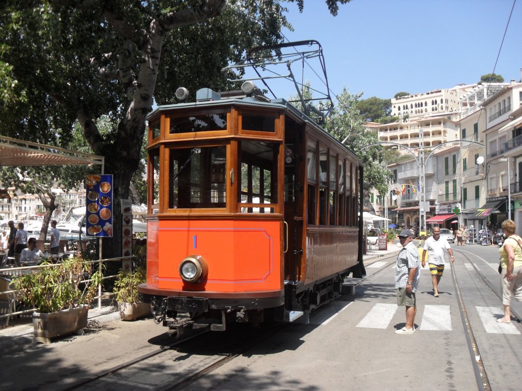 Triebwagen No.1 der Straenbahn von Sller beim Umsetzen in Porto de Sller.