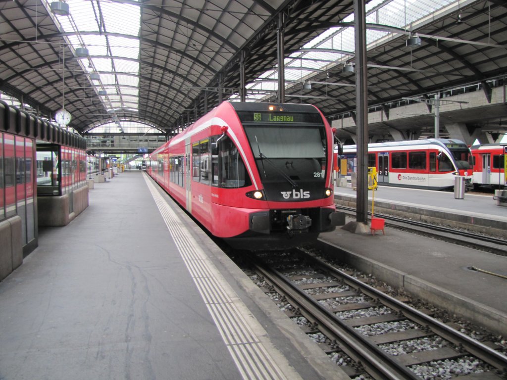  Triebzug RABe 2/5 526281 Im Bahnhof Luzern an 4.September 2011