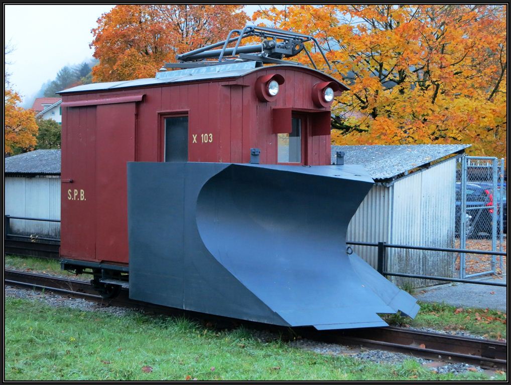 Trotz Wintersperre verfgt die Schynige Platte Bahn ber diesen Schneepflug X103. Wilderswil. (23.10.2012)