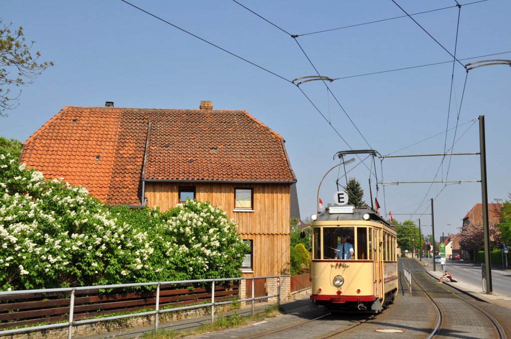 Tw 129 als  MaibaumExpress  bei Heisede (01.05.2012)
