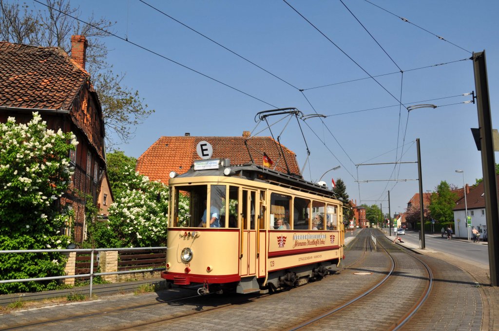 Tw 129 als  MaibaumExpress  bei Heisede (01.05.2012)
