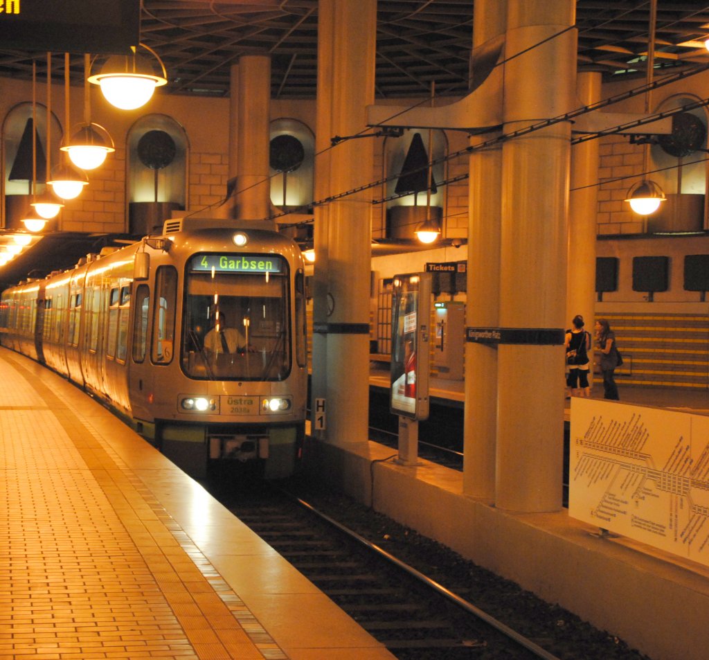 TW 2000, in der Station Knigsworther Platz, am 04.07.2010.