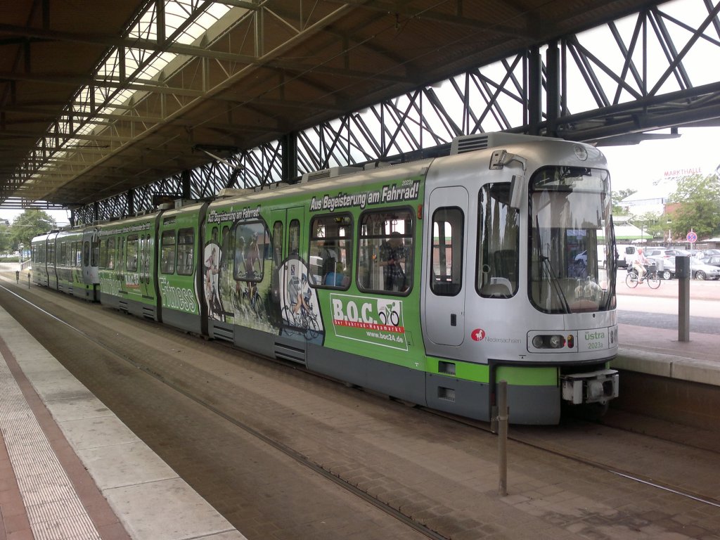 TW 2083 an der Haltestelle Langenhagen/Centrum in Langenhagen am 10.06.2011.