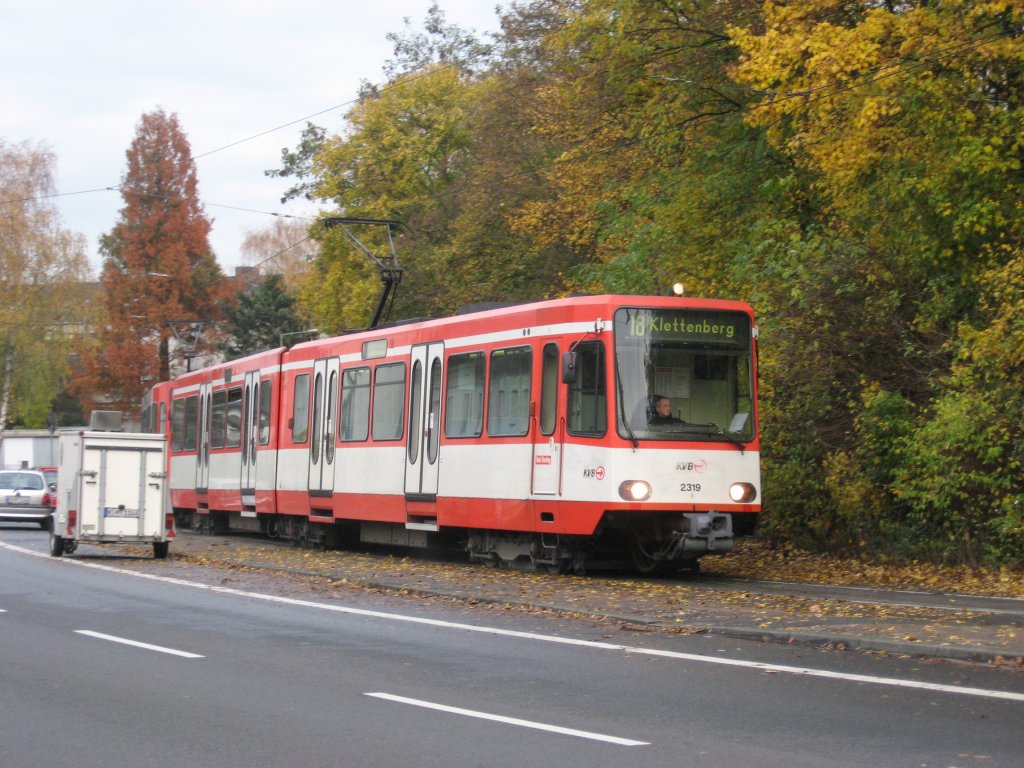 TW 2318 mit einem unbekannten Fahrzeug vom Typ 2200 am 08. November 2009 in der Wendeschleife an der Haltestelle  Longerich Friedhof .
Am Wochenende 7./8. November 2009 war die Strecke fr die Linie 18 nach Thielenbruch gesperrt gewesen. Grund hierfr waren die Aubauarbeiten an der Haltestelle  Zoo/Flora  gewesen. 