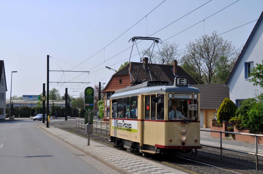 Tw 239 als  MaibaumExpress  bei Heisede (01.05.2012)
