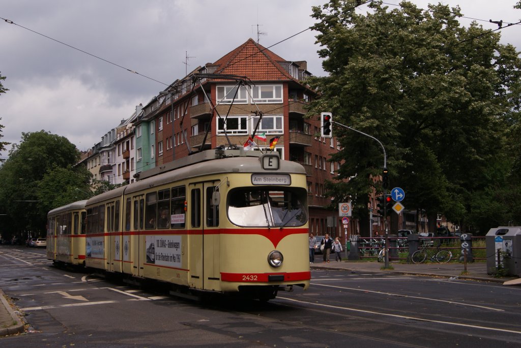 Tw 2432 am 19.06.2011 am Karolingerplatz in Dsseldorf