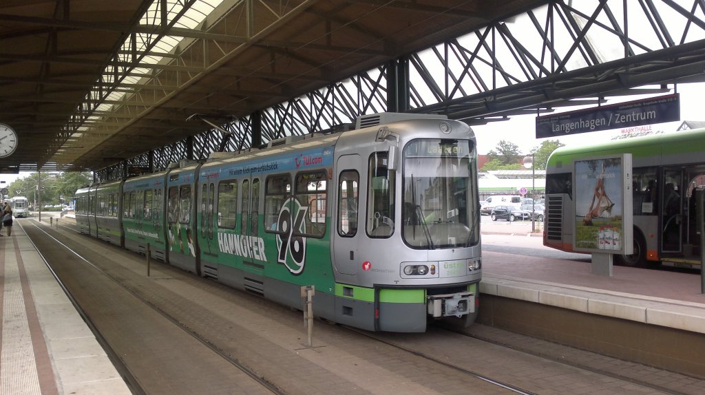 TW 2546, mach WErbung fr Hannnover 96, am 10.06.2011 an der Haltestelle Lanngenhagen/Centrum in Langenhagen.