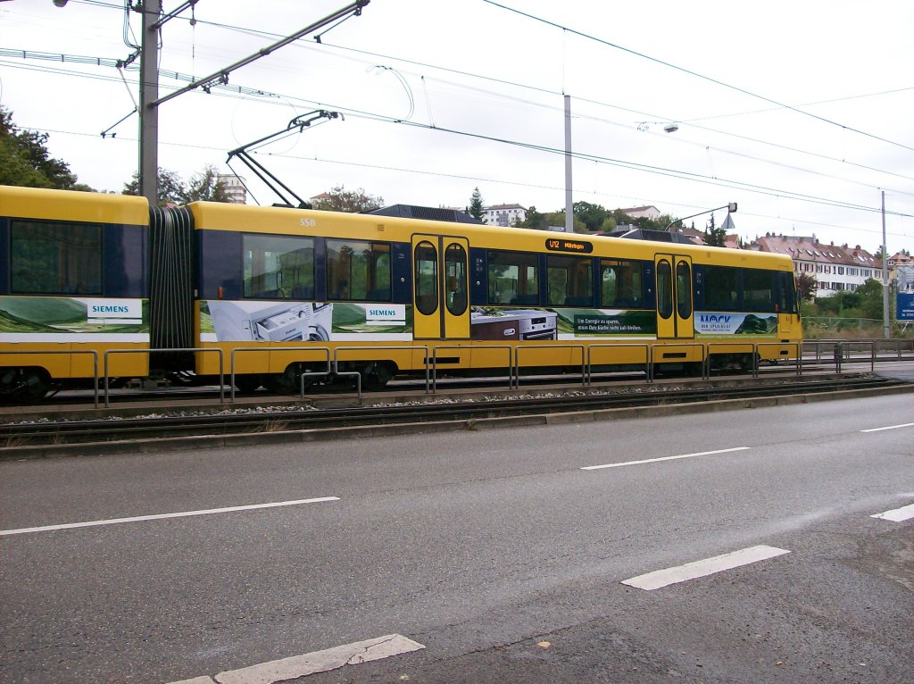 TW 3377 der SSB-AG von der Seite Abteil: 1, als U12 Mringen am 18.09.2011 in der Kehranlage: Stuttgart - Eckhardtshaldenweg (Pragfriedhof.) Warum Kehranlage: Stuttgart - Eckhardtshaldenweg (Pragfriedhof,) weil die Strecke zwischen Eckhardtshaldenweg (Pragfriedhof) und Killesberg (Weienhofsiedlung) momentan bis 27.11.2011 gesperrt ist. (Neu: Mck-Hausgerte-Siemens - Werbung.)