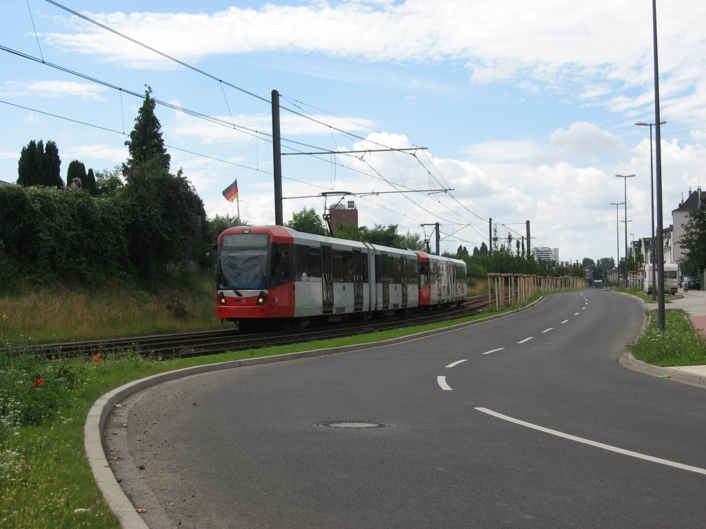 TW 5142 (vorne) und TW 5??? (hinten) unterwegs als Linie 4 Fahrtrichtung Schlebusch aufgenommen am 04.08.12 an der Maggrafenstr. in K-Mhlheim zwischen den Stationen  Von-Spaar-Strae  und  Mhlheim, Berliner Strae .