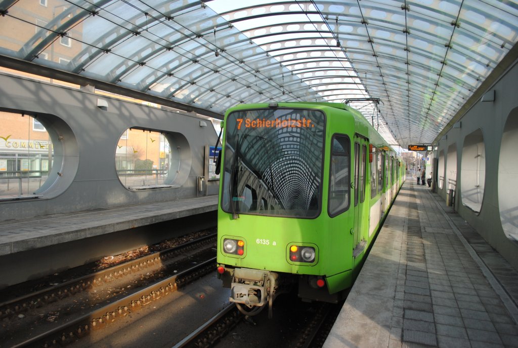 TW 6135, in der Haltestelle  Notelmeyerbrcke  in Hannover. am 09.01.2011