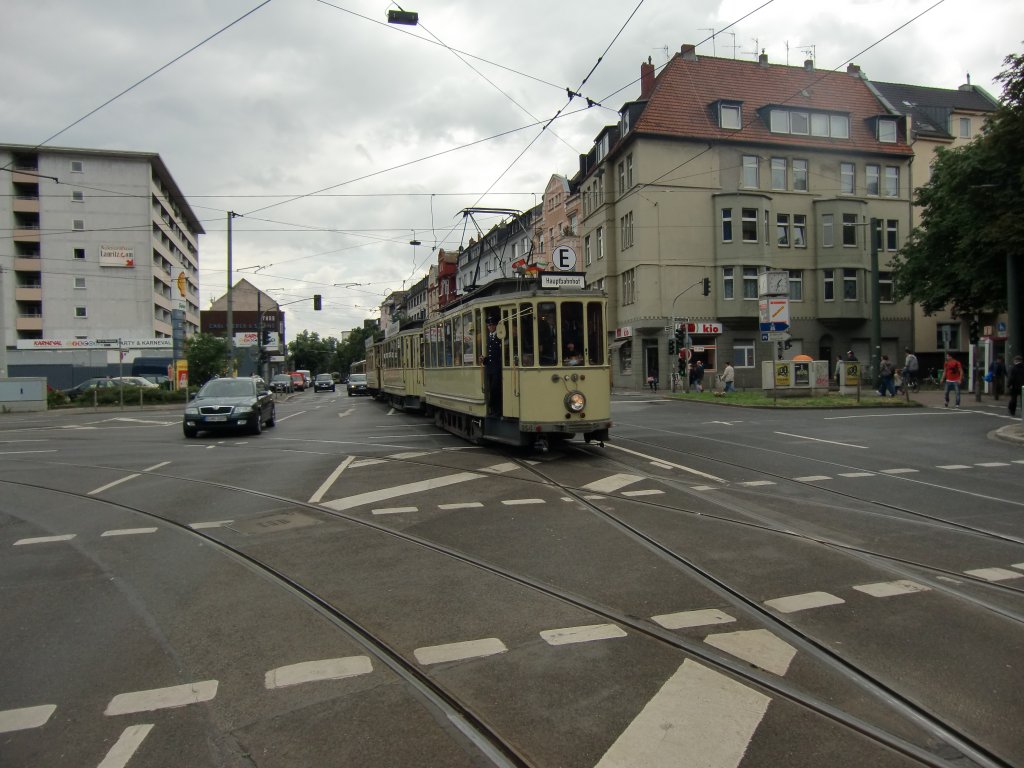 TW583 in Dsseldorf bei der Strassenbahnparade zum Abschied des Betriebshoffes  Steinberg  (19.06.2011).