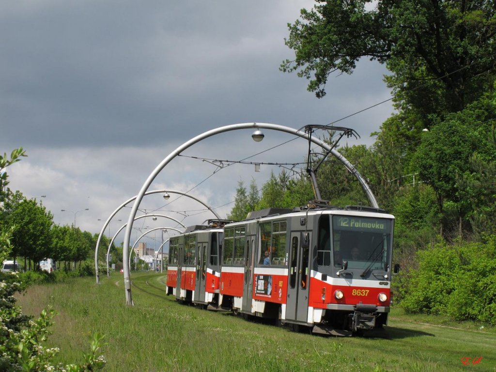 Tw.8637+Tw.8638 der Type T6A5 fahren von Barrandov in Richtung Stadtmitte.(17.05.2012)