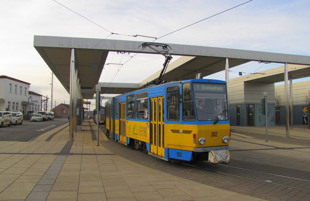 TWSB 302 als Linie 1 zum Kreiskrankenhaus, am Hauptbahnhof in Gotha; 28.12.2011