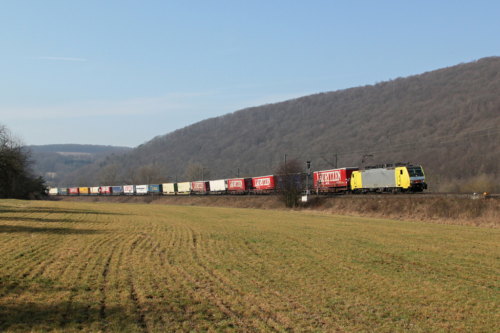 TXL 189 930 mit einem KLV Zug am 17.03.2012 bei Wernfeld.