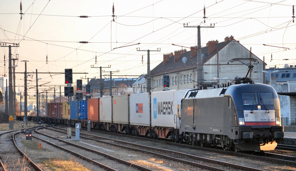 TXL Zug mit 182 537 bei der Durchfahrt in Wien-Nussdorf. (Februar 2012)