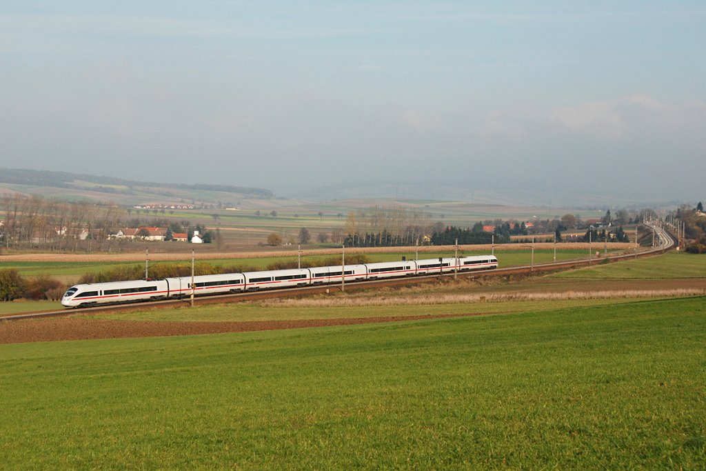 bers weite Land. ICE 24, unterwegs von Wien Westbahnhof nach Dortmund, fotografiert am 14.11.2009 zwischen Neulengbach und Ollersbach.