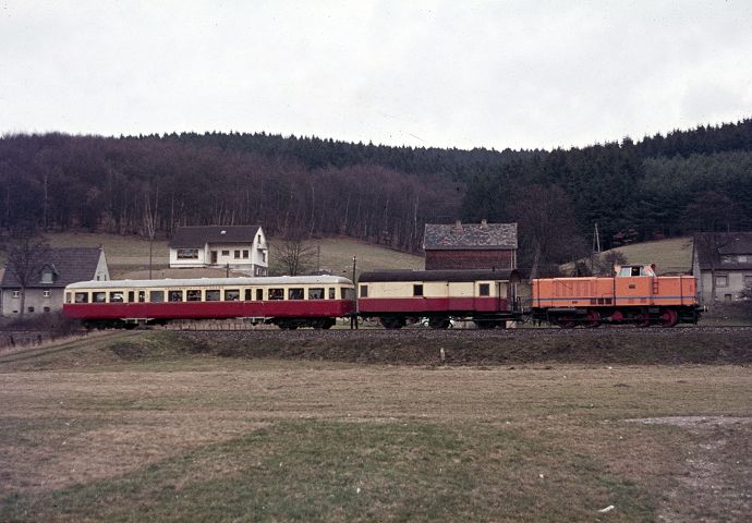 Um 1972 war dieser Personenzug (Sonderfahrt?) bei Mschede unterwegs (Slg. Schmoll)