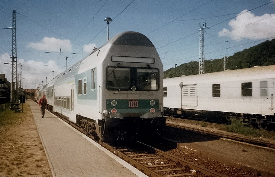 Um an einem Septembertag 1997 den Bahnhof Sassnitz nicht lange zu blockieren verlie die Regionalbahn aus Stralsund nach wenigen Minuten auch wieder den Bahnhof zurck in Richtung Stralsund.