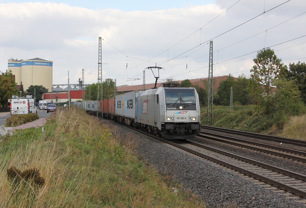 Um noch ein paar Pilgerzge zwischen Leinefelde und Gttingen zu erlegen wurde der Standort nach Obernjesa verlagert.
Kaum angekommen, kam 185 680-8, die mit ihrem Containerzug an dem Tag in Richtung Sden unterwegs war!
Aufgenommen am 23.09.2011 am Ortseingang von Obernjesa.