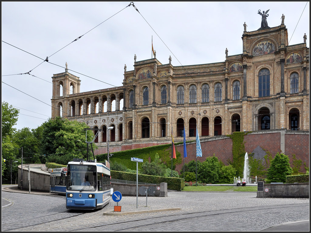 Umfahrung des Bayerischen Landtages - 

Straßenbahn am Maximilianeum in München. 

17.06.2012 (J)