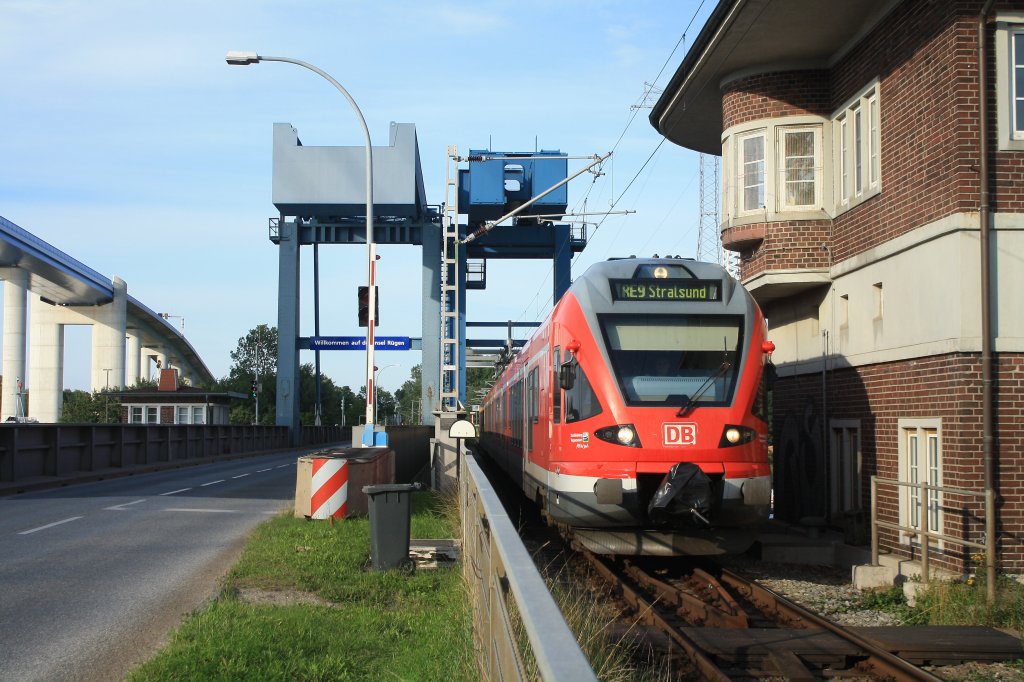 Unbekannter Flirt der DB verlsst am 27.07.2011 die Insel Rgen ber die Ziegelgrabenbrcke.